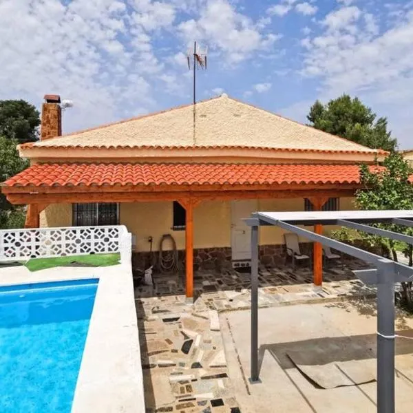 Charming Villa in Lliria w/ Private Pool & Garden，位于丘利利亚的酒店