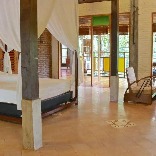 Riverside villa in tropical setting，位于Jarakan的酒店