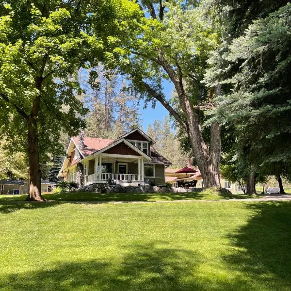 Quiet Waterfront Cottage on the Little Spokane River，位于Mead的酒店