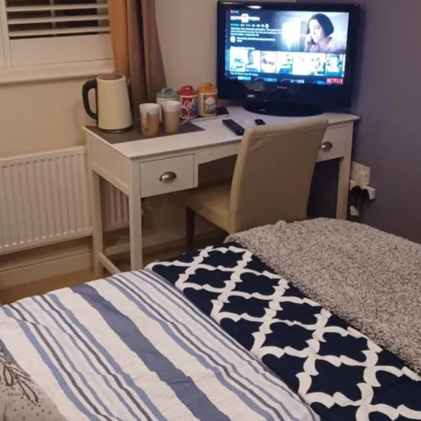 Aylesbury Lovely Double and Single Bedroom with Guest only Bathroom，位于文多弗的酒店