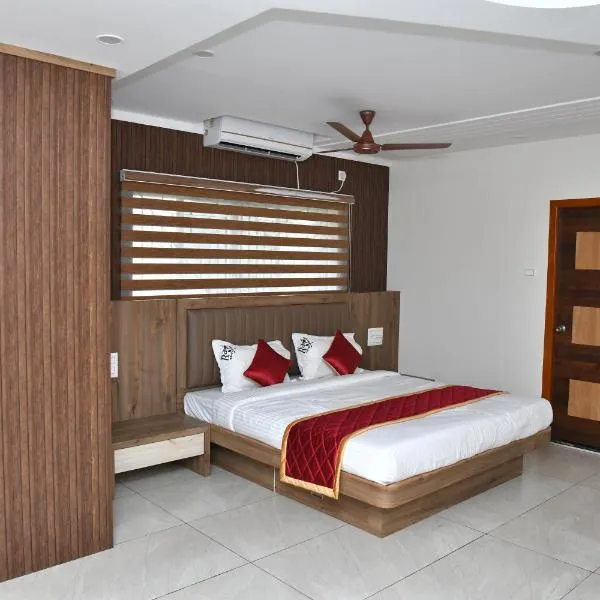 Hotel Rays Inn Boarding & Lodging，位于Chārmādi的酒店