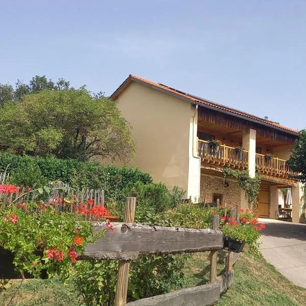 Chambre d'Hôtes Côté Glycine，位于Juré的酒店