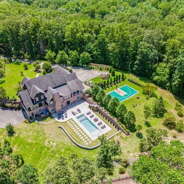 Luxury Mountain Mansion, 7BR, 8 king beds, 10000sf, Views, Pool, Sport Court, Gym, Sauna, Petting Zoo，位于蓝岭的酒店