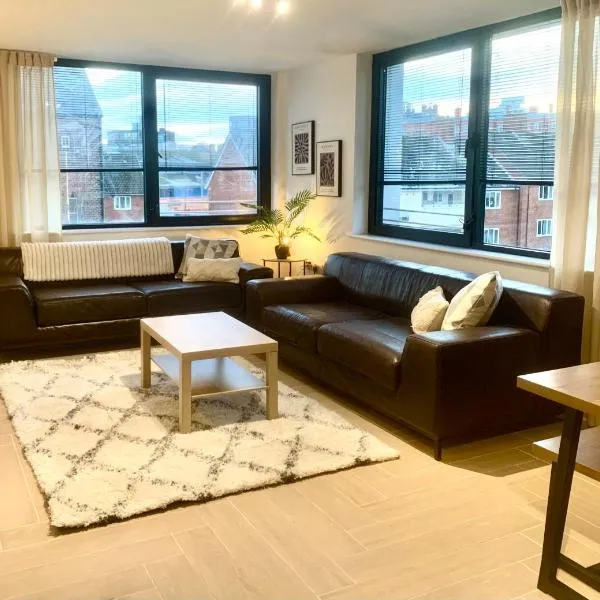 Large Stylish 3 bedroom City centre Apartment Free secure Parking，位于柯比的酒店