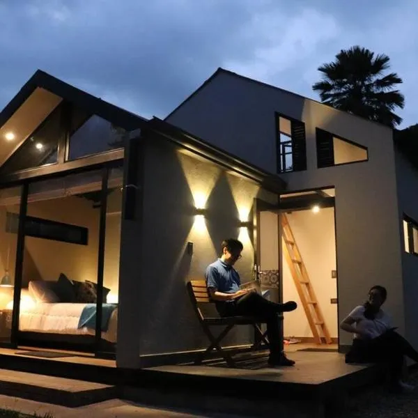 Luxury Glamping - Tiny House al natural，位于拉维加的酒店