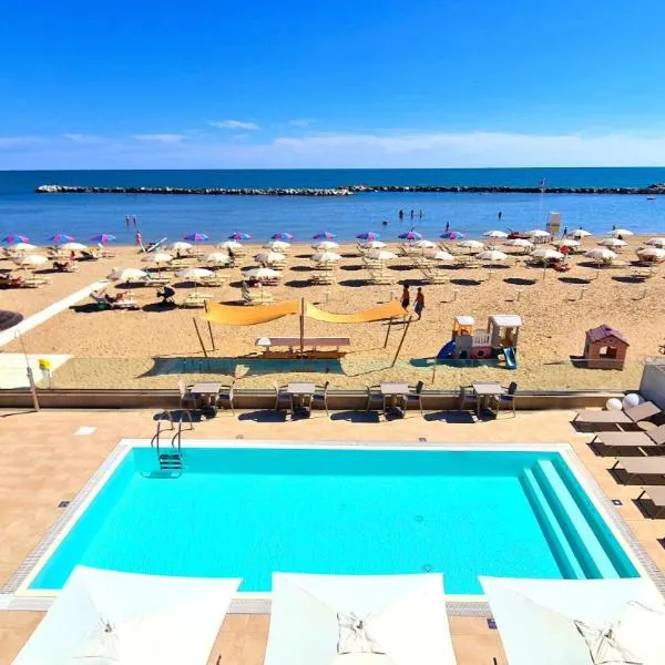 You & Me Beach Hotel，位于里米尼的酒店