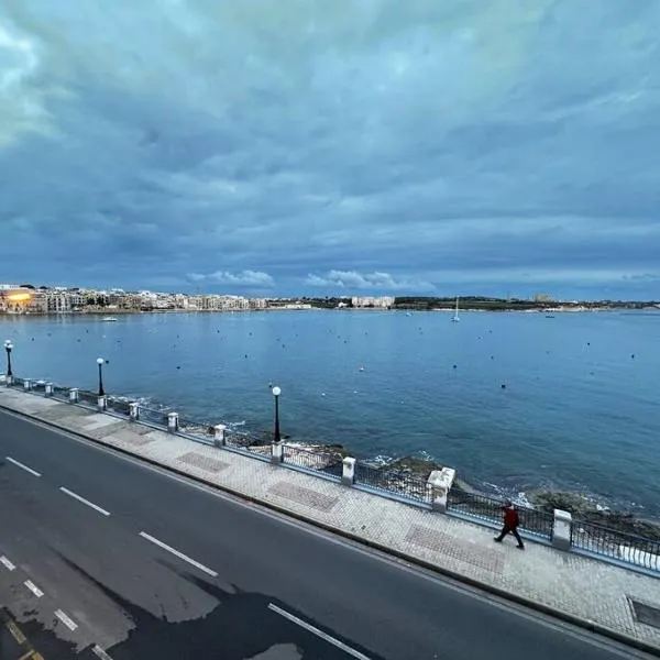 Seafront 3 Bedroom Apartment in Birzebbugia，位于比尔泽布贾的酒店