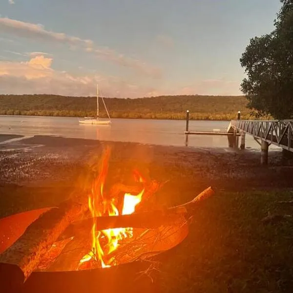 Waterfront, Deep Water Pontoon, views to Straddie，位于Russell Island的酒店