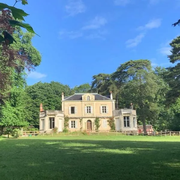 Le Château de John Miles au bord de l’eau,位于Sucé的酒店
