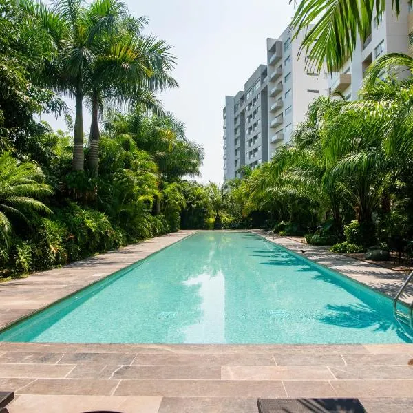 87978 DELUXE and unique 3BR condo by The Harbor, Via Montejo，位于梅里达的酒店