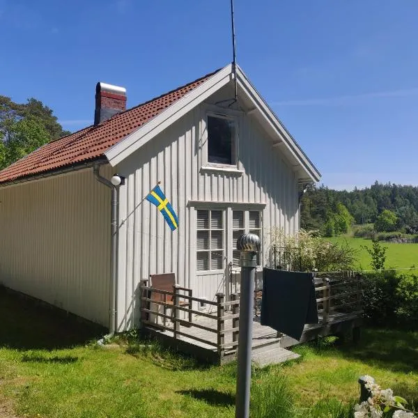 19th-century cottage on the Swedish West Coast，位于塔努姆斯海德的酒店