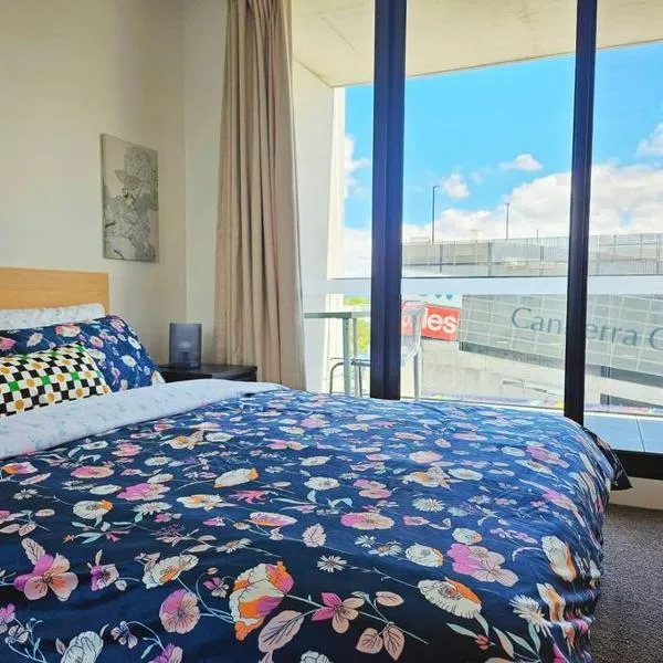 Lovely City 1BR Apt Free Parking & Facing Mall，位于堪培拉的酒店