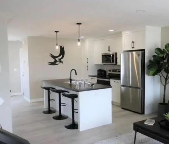 New Townhouse in Red Deer，位于雷德迪尔的酒店
