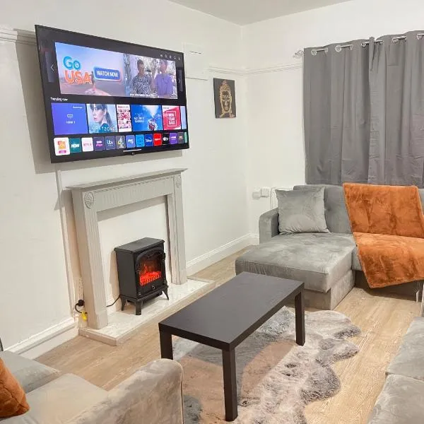 Hometel Digs Hidden Gem Large Comfy Home Can Sleep 15，位于Braunstone的酒店