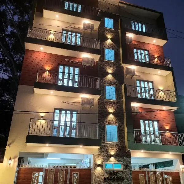 Castle Hebbal Service Apartments，位于耶拉汉卡的酒店