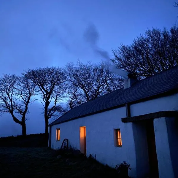 Thistle Thatch Cottage and Hot Tub - Mourne Mountains，位于Bryansford的酒店