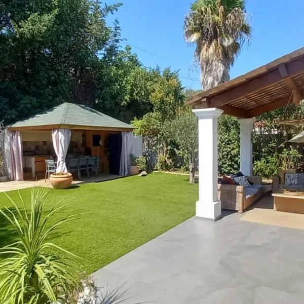VILLA climatisée calme avec bassin privé et grande piscine partagée à ST AYGULF FREJUS，位于弗雷瑞斯的酒店