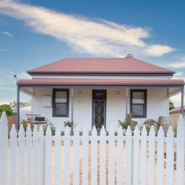 Charming 3 bedroom wine country cottage，位于拉瑟格伦的酒店