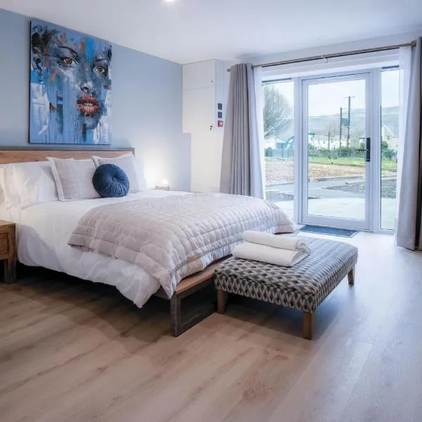 Suite 6 - Sleeping Giant Hotel - Pen Y Cae Inn，位于布雷肯的酒店