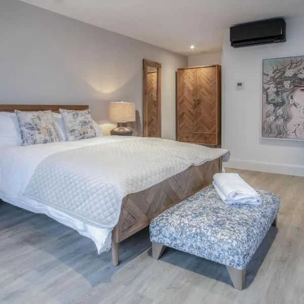 Suite 1 - Sleeping Giant Hotel - Pen Y Cae Inn，位于布雷肯的酒店