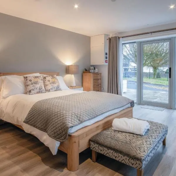 Suite 2 - Sleeping Giant Hotel - Pen Y Cae Inn，位于布雷肯的酒店