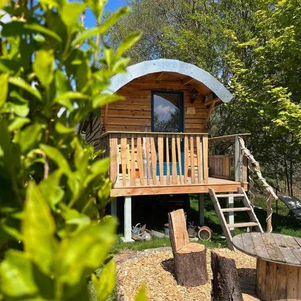 La roulotte tiny house du Mond'idéal，位于Leval的酒店
