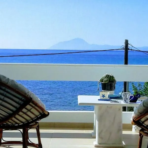 Blue and white，位于Loutrá Elevtherón的酒店