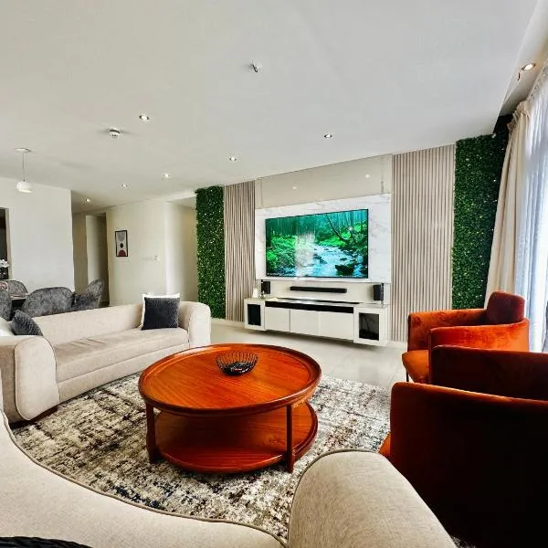 Luxury home 75”TV, 5mins from City Center & Beach，位于Luisi的酒店