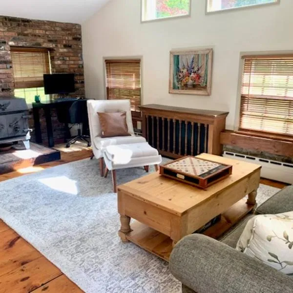 INCREDIBLE Northern Westchester Historic Hideaway，位于South Salem的酒店