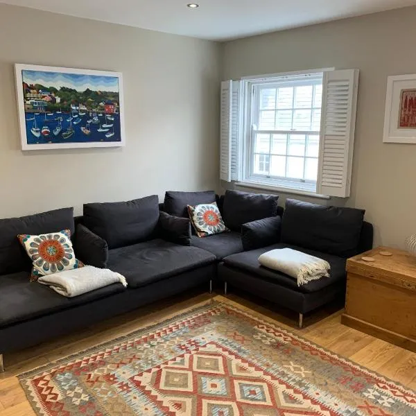 Lovely flat, balcony & woodstove, parking close，位于圣阿格尼丝的酒店