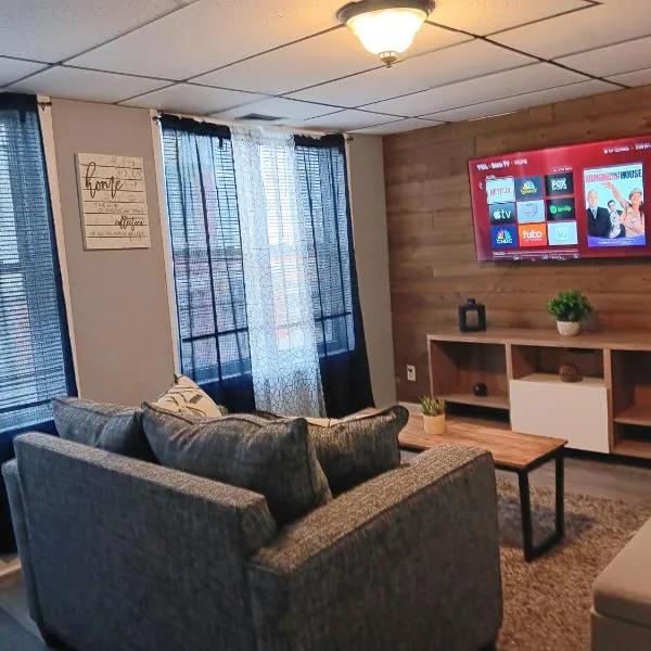 The Villa-Suite # 2 at Federal Hill*NEW 2 BR APT on Atwells Ave.，位于波塔基特的酒店