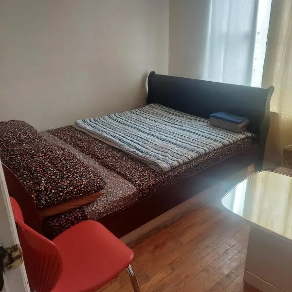 Crystal Room 1 Guest House near 12mins to EWR airport / Prudential / NJIT / Penn station，位于东奥兰治的酒店