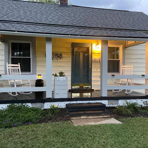 Clayton's 1910 Restored Mill House-near Burlington，位于Graham的酒店