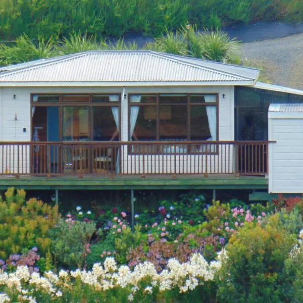 Raglan's Tranquil Garden Retreat - Moa Stone Lodge，位于Raglan的酒店