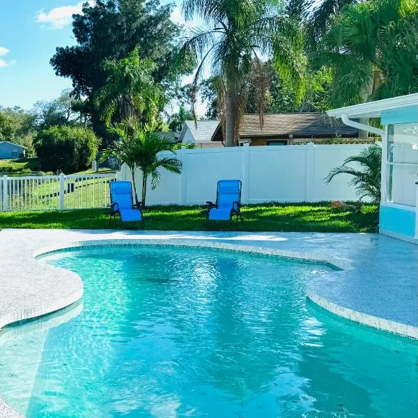 NEW Renovated luxury home with private heated pool, game room Near Anna Maria Island and IMG，位于布雷登顿的酒店