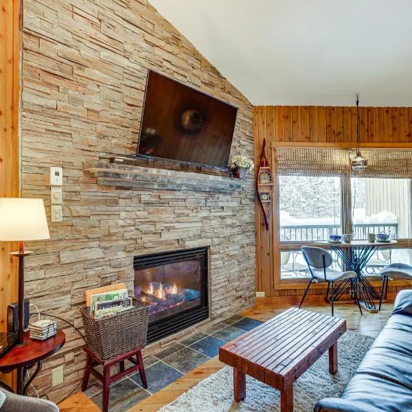 Patio & Pool Access! Year-Round Base in Bend，位于本德的酒店