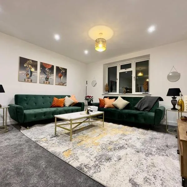 Brand new modern Cheltenham home，位于格洛斯特的酒店