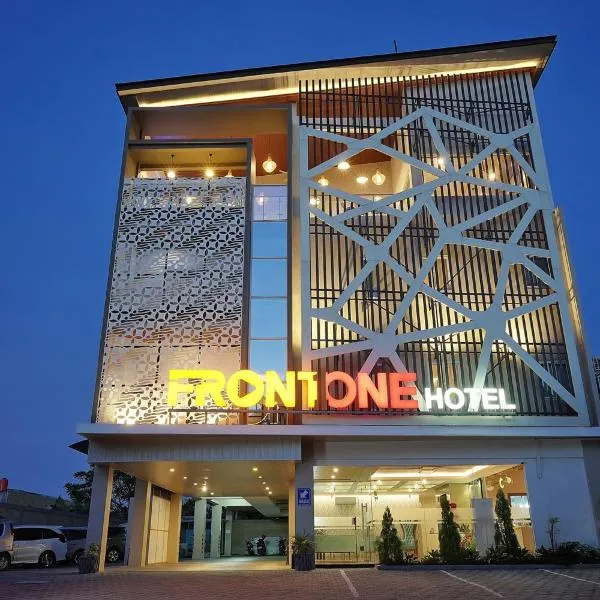 Front One Hotel Sragen，位于Sragen的酒店