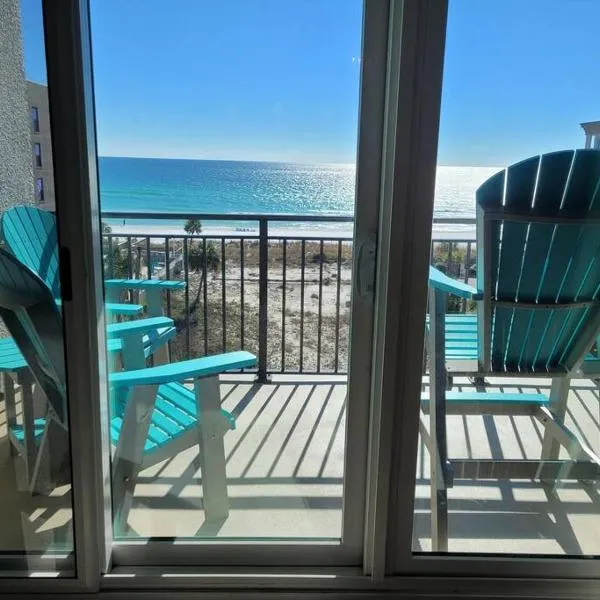 Beach Condo on Okaloosa Island Emerald Isle 6th floor 2 bedrooms and murphy bed，位于沃尔顿堡滩的酒店