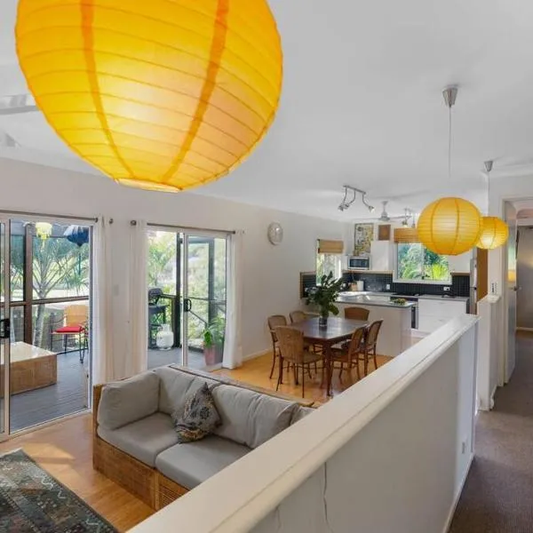 Enchanted Garden Cottage with Bikes and Air Con，位于Russell Island的酒店