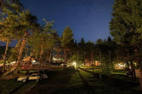 Wooden lodge with jacuzzi，位于Črna na Koroškem的酒店