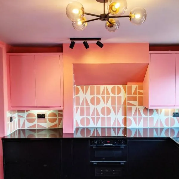 pet + kid friendly free parking v pink house!，位于布莱顿霍夫的酒店
