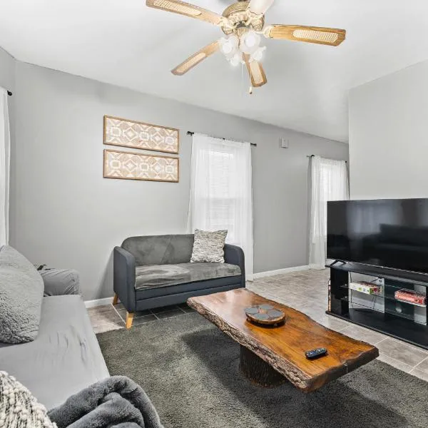 Sleeps 5 near ferry, train to Boston and downtown 3br apartment，位于新贝德福德的酒店