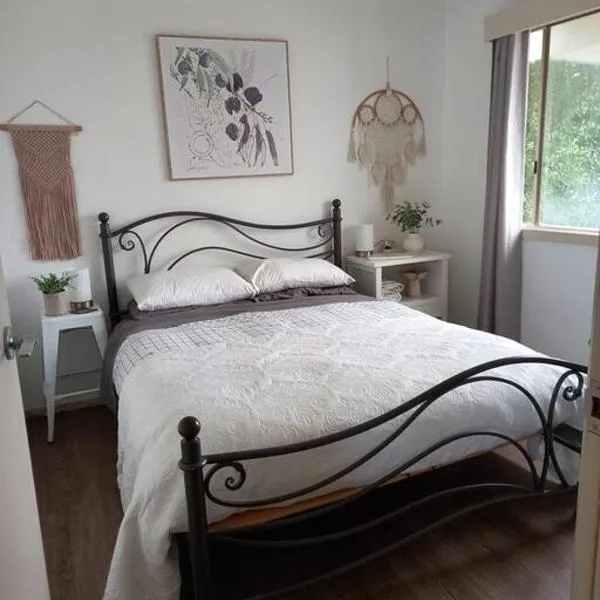 Queen Bedroom Shared Cottage，位于Grantville的酒店