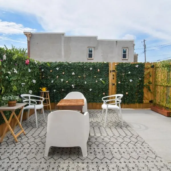 Beautiful Home w/ Rooftop Deck Within A 5 Mintue Walk To Johns Hopkins Hospital，位于巴尔的摩的酒店