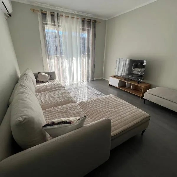 Brand new condo for rent，位于地拉那的酒店