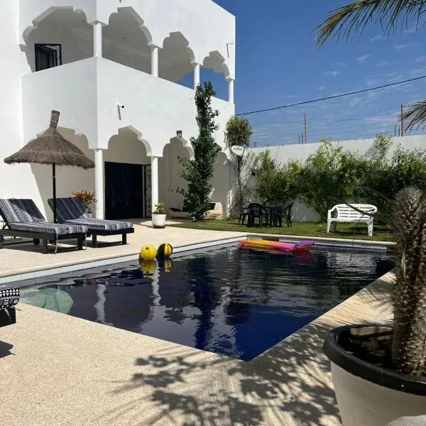 La Baraka, extravagant villa for 8 with pool in Saly，位于Gandigal的酒店