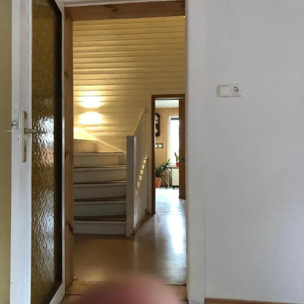 Wohnung in Wald- und Seenähe，位于埃尔克纳的酒店
