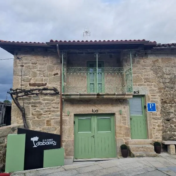 A casa d'abaixo，位于Rabacallos 的酒店