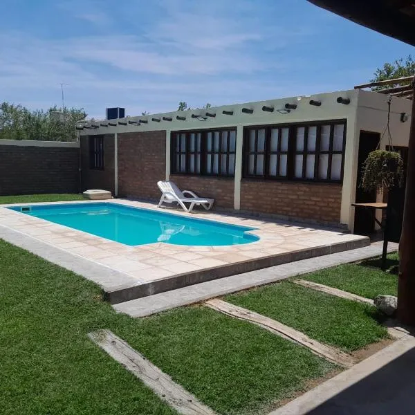 Hermosa casita con quincho y amplia pileta TODAS LAS COMODIDADES Paz total，位于Ullún的酒店
